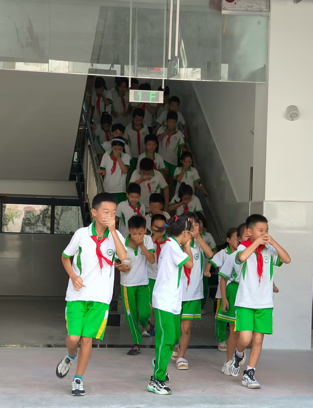 鳳凰縣這個(gè)小學(xué)為新生辦入學(xué)禮，萌娃們跨過(guò)“成長(zhǎng)門(mén)檻”