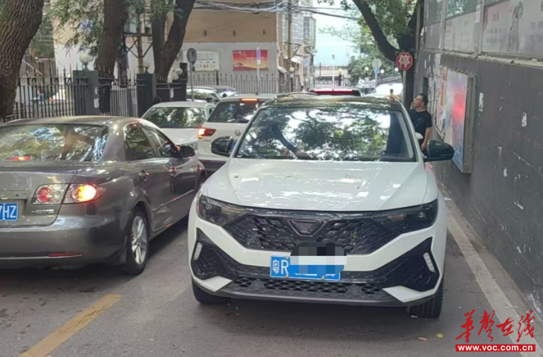 堵車路口，揪出一名“三項違法”司機(jī)，無照上路、車不投?！? border=