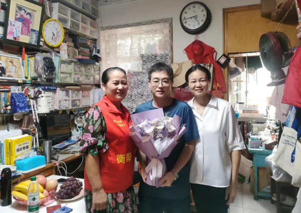鮮花敬老師，愛(ài)心獻(xiàn)學(xué)子！人大代表走訪慰問(wèn)送溫暖