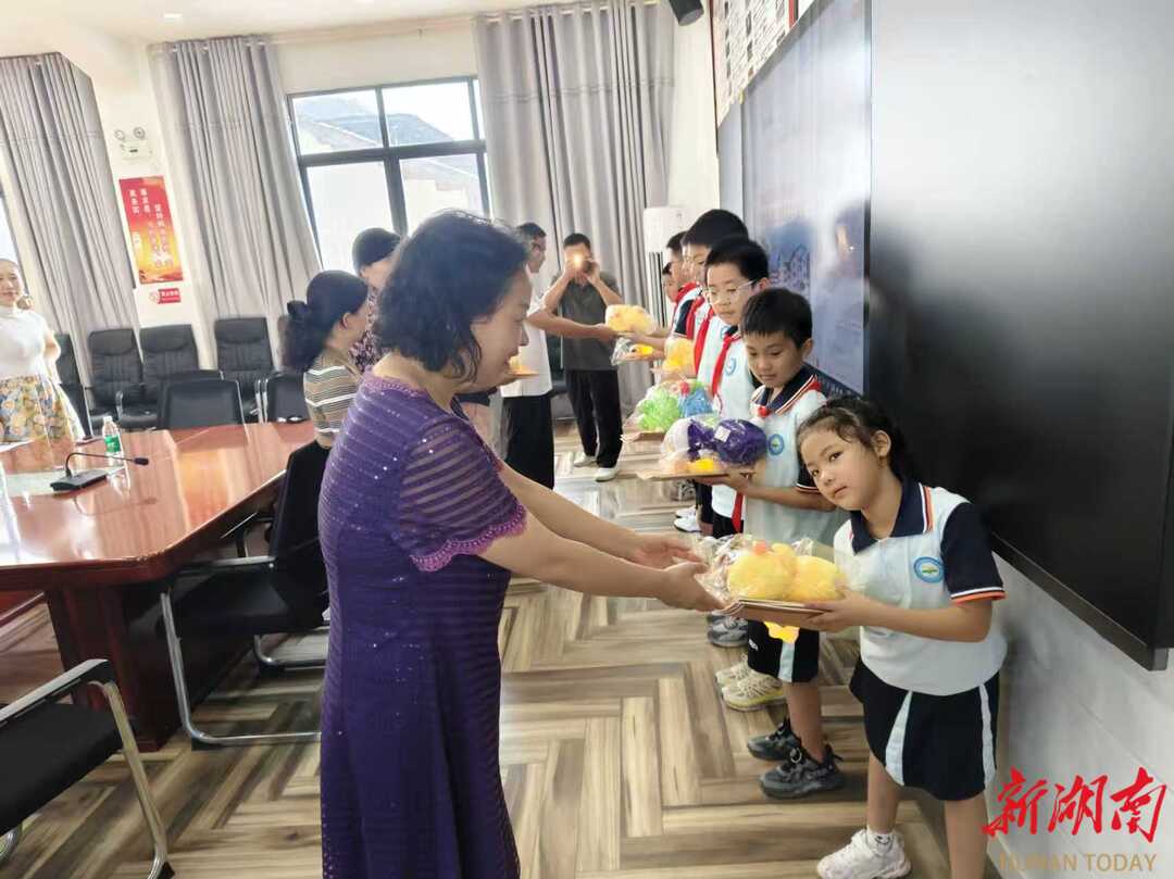 張家界武陵源“源予愛(ài)”第十站走進(jìn)軍地小學(xué)
