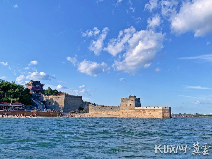 山海关老龙头：长城与大海握手的地方