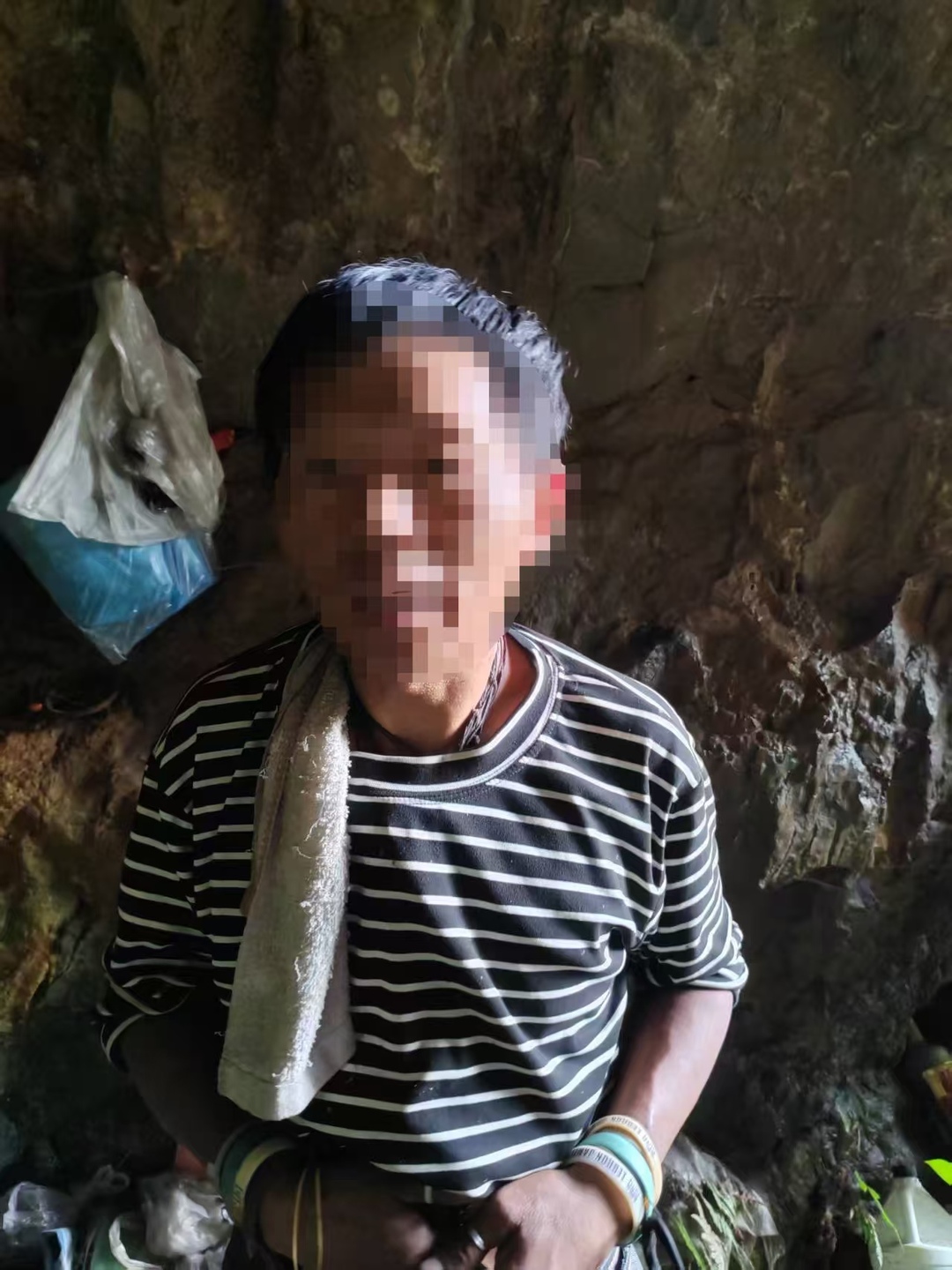 鳳凰縣臘爾山鎮(zhèn)暖心尋親，一男子流浪十余載找到家人
