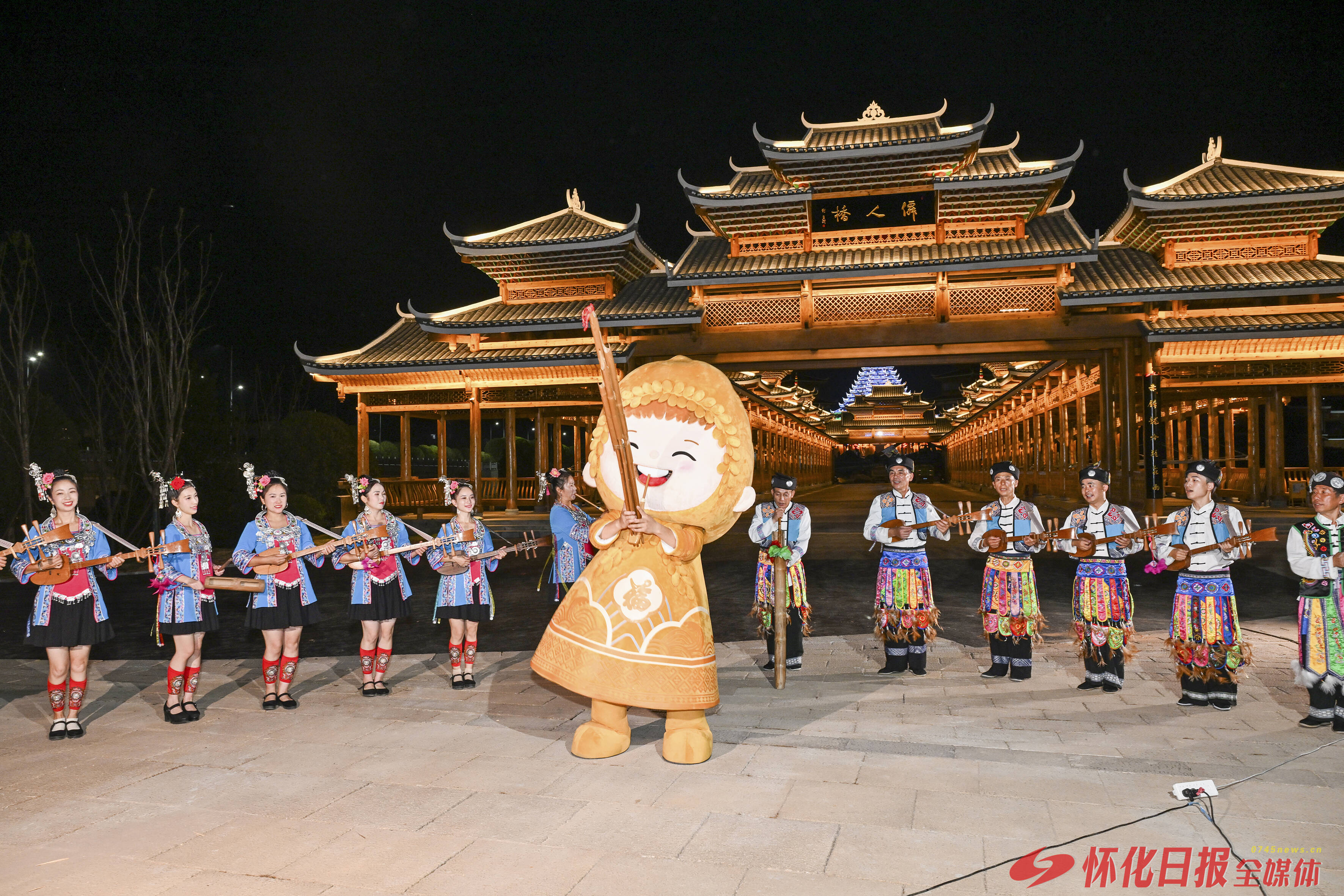 福地懷化 懂你如家 | 通道皇都藝術(shù)團(tuán)為市民表演《歡迎您到懷化來》