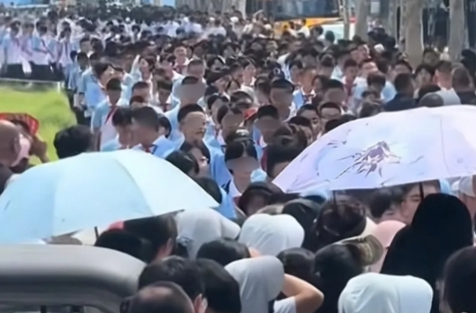 山东一中学初一新生招了94个班，放学时人山人海
