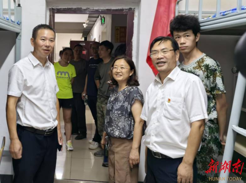 婁底瀟湘職業(yè)學(xué)院領(lǐng)導(dǎo)走訪寢室