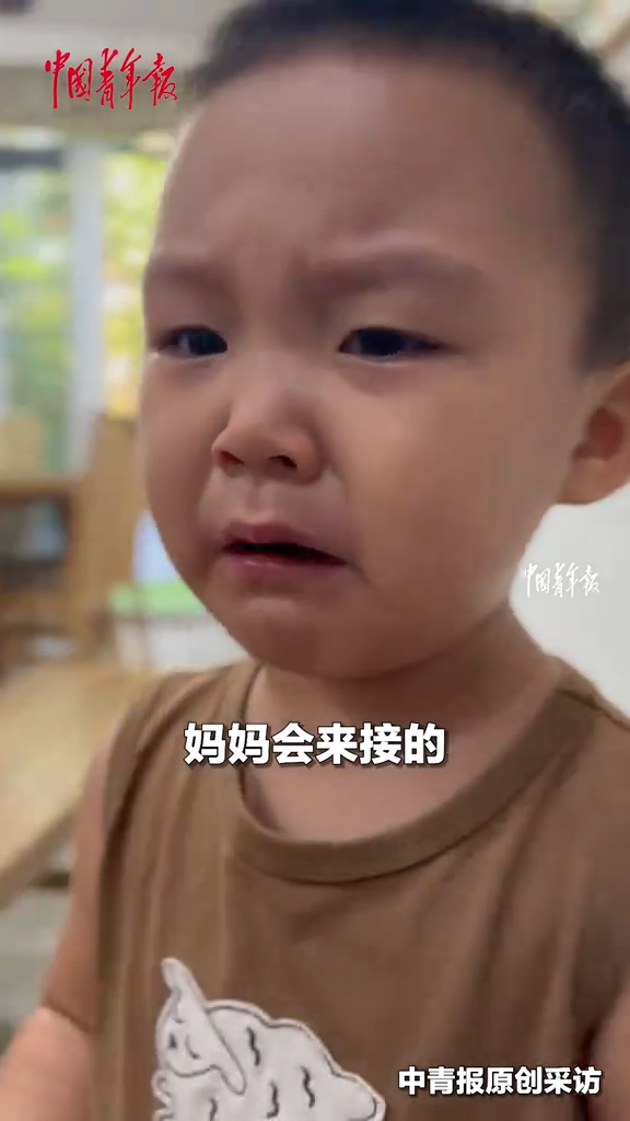 小小男子漢！第一天入園的小女孩不適應哭鼻子，被共情的小男孩眼含淚花仍不忘安慰同學