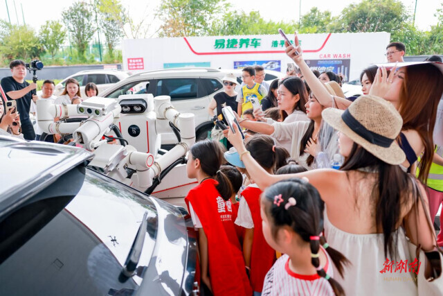 在中國(guó)石化愛(ài)跑超級(jí)體驗(yàn)日，看智能機(jī)器人如何加油