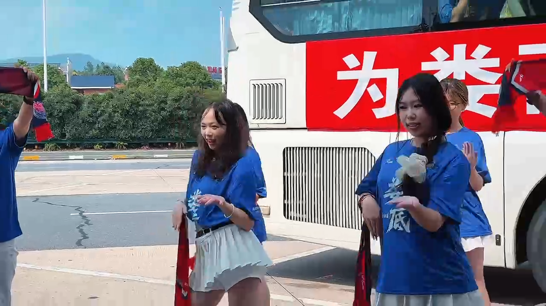 瘋狂的“湘超”·視頻丨婁底啦啦隊為湘超婁底隊加油