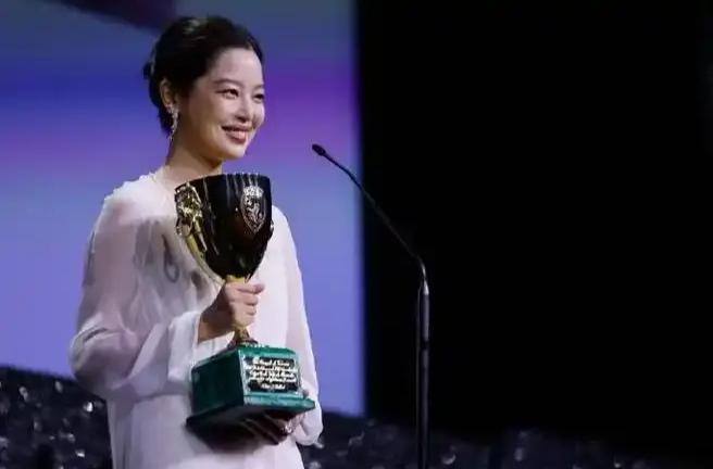 中国演员辛芷蕾获第82届威尼斯电影节最佳女演员奖