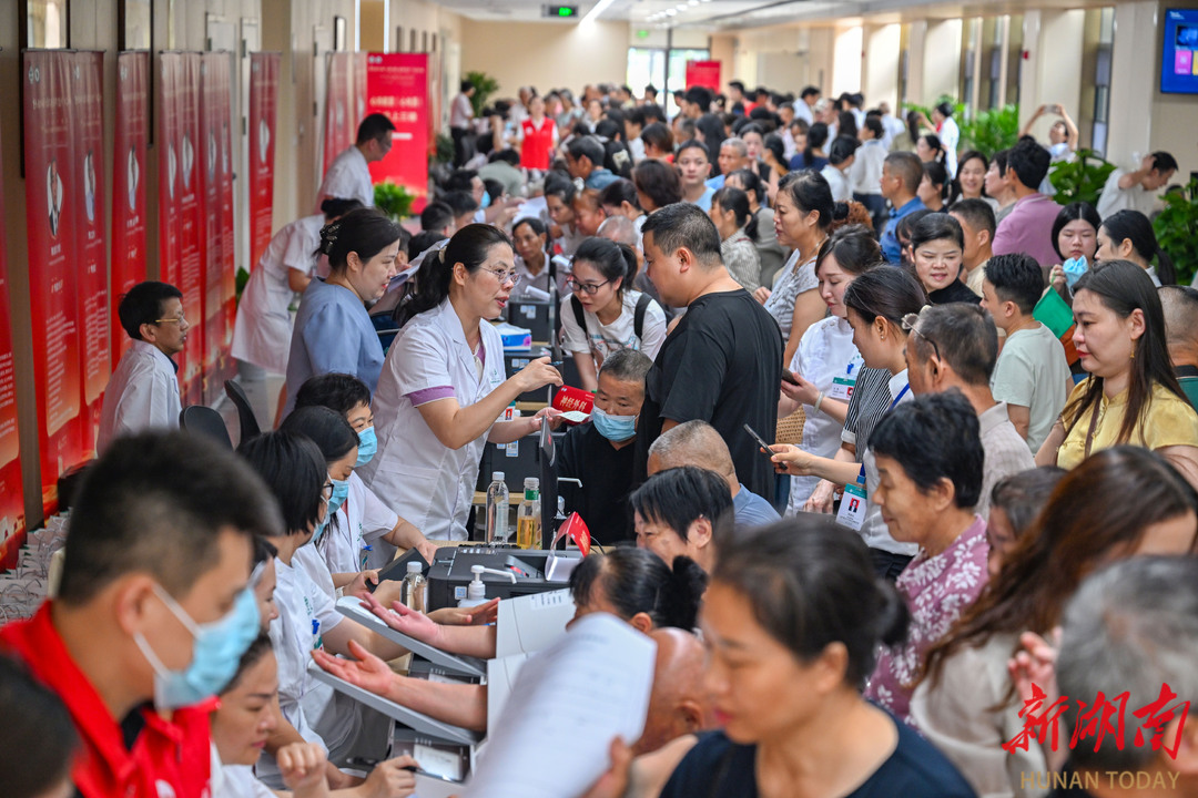 长沙市肿瘤医院揭牌启用 公益义诊与手术直播同步举行