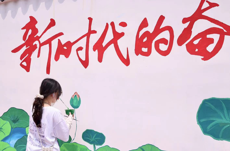 這群大學生背著顏料下鄉(xiāng)，畫出鄉(xiāng)村新風貌