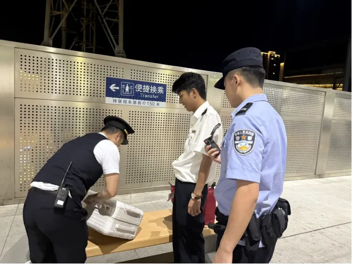 價(jià)值十萬首飾遺落高鐵 懷化乘警找回獲贈(zèng)錦旗