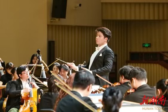 中外名家聚湘江！“古典與浪漫的對(duì)話”交響音樂(lè)會(huì)燃爆湖南音樂(lè)廳