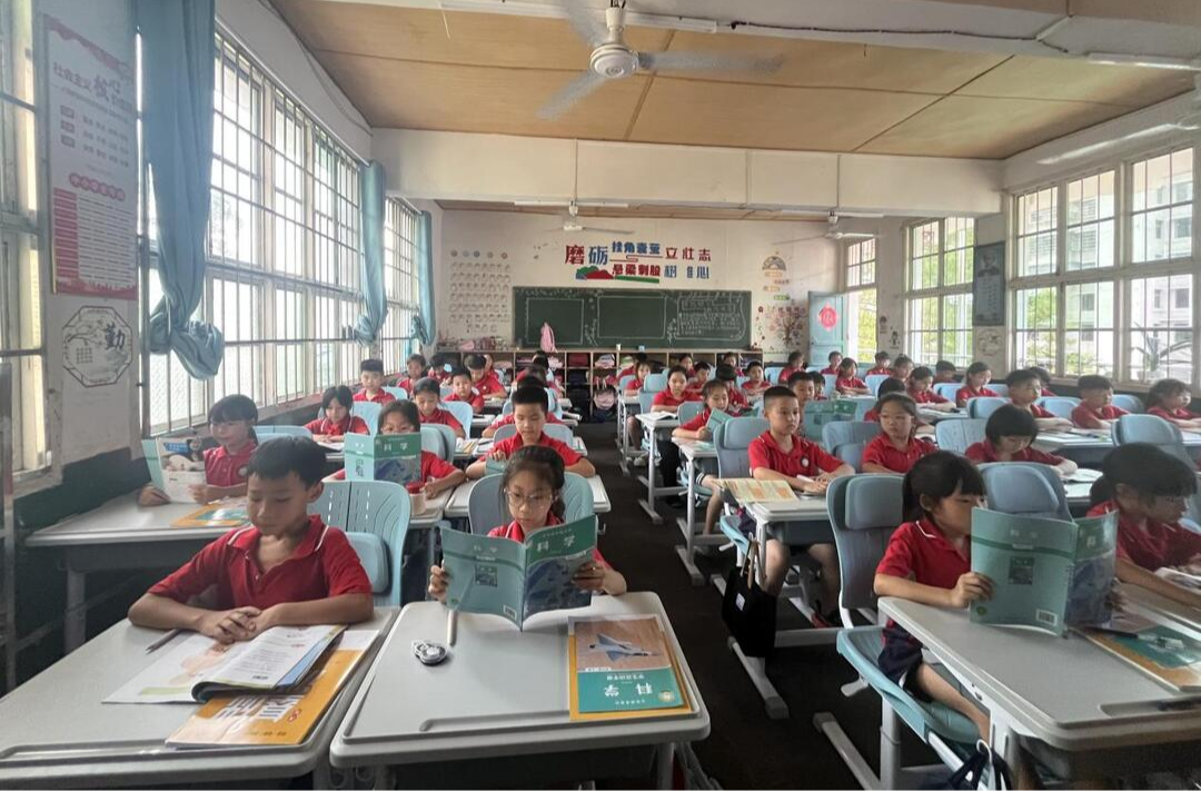 730套可躺式桌椅落地安化縣煙溪鎮(zhèn)完小