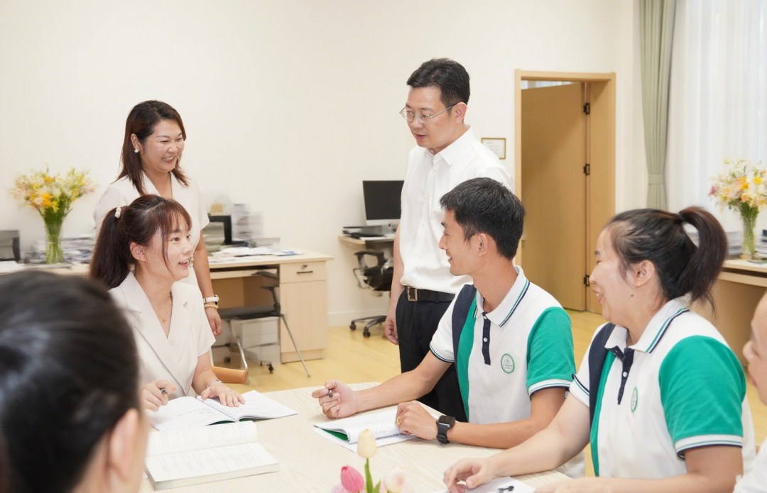 黃軍其開展教師節(jié)走訪慰問