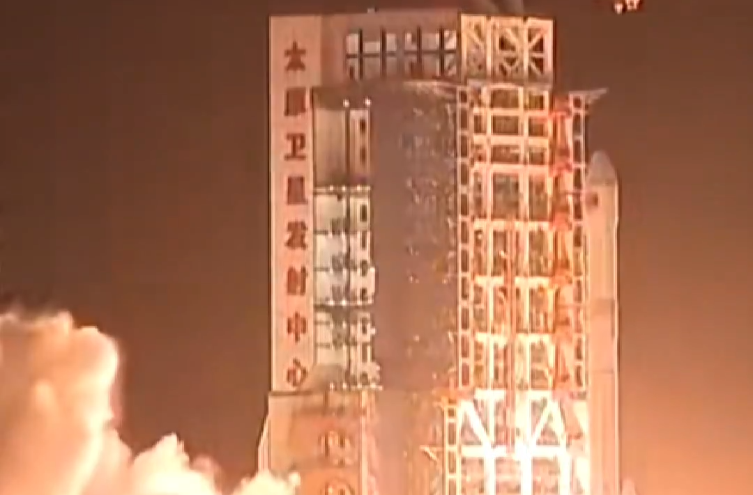 中國火箭與月亮同框，遙感四十號(hào)03組衛(wèi)星發(fā)射成功