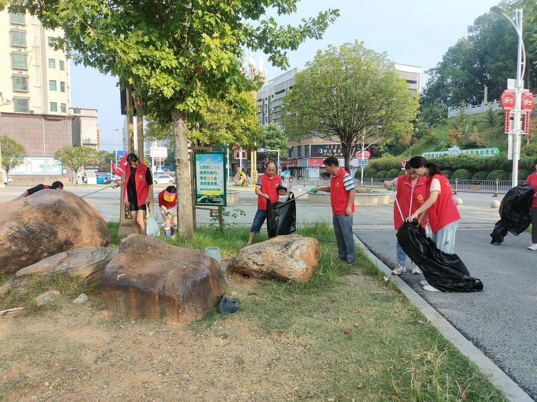 新邵：志愿者化身城市“美容師”
