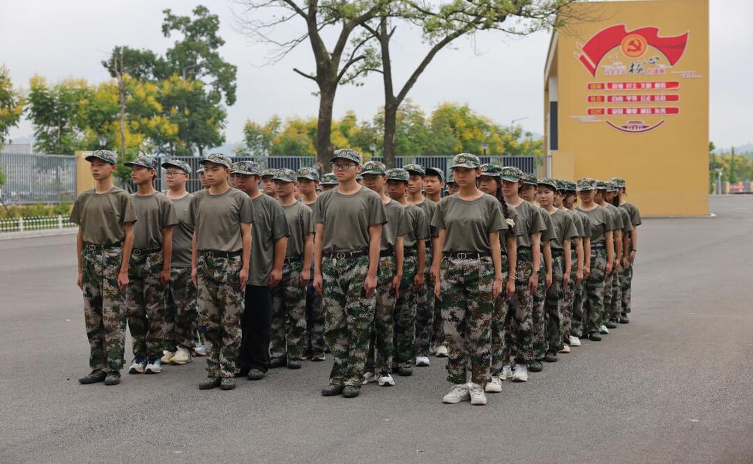青春在汗水中綻放——麻陽(yáng)職業(yè)中等專(zhuān)業(yè)學(xué)校2025級(jí)新生軍訓(xùn)紀(jì)實(shí)