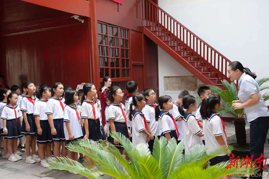 望麓園小學(xué)“雙向行走思政大課堂”——八路軍駐湘通訊處舊址恢復(fù)開館 小學(xué)生佩戴勝利花重溫抗戰(zhàn)歷史  