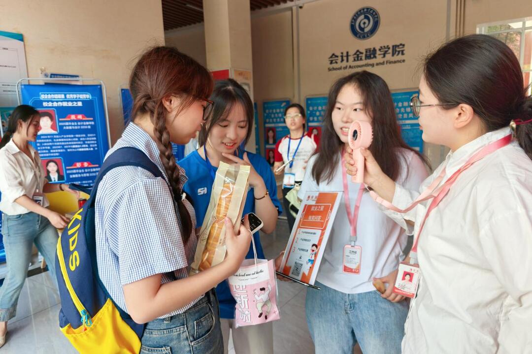 長沙商貿(mào)旅游職院：產(chǎn)業(yè)學院孵化“就業(yè)之星”，學長學姐迎新分享職場“高速路”