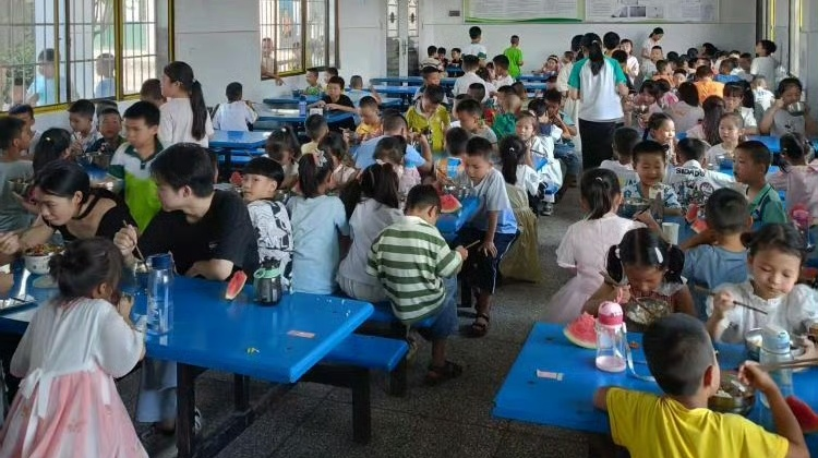 惠及全乡所有学校，衡阳县岣嵝乡1000余名师生每天都能吃上一顿热气腾腾的免费午餐