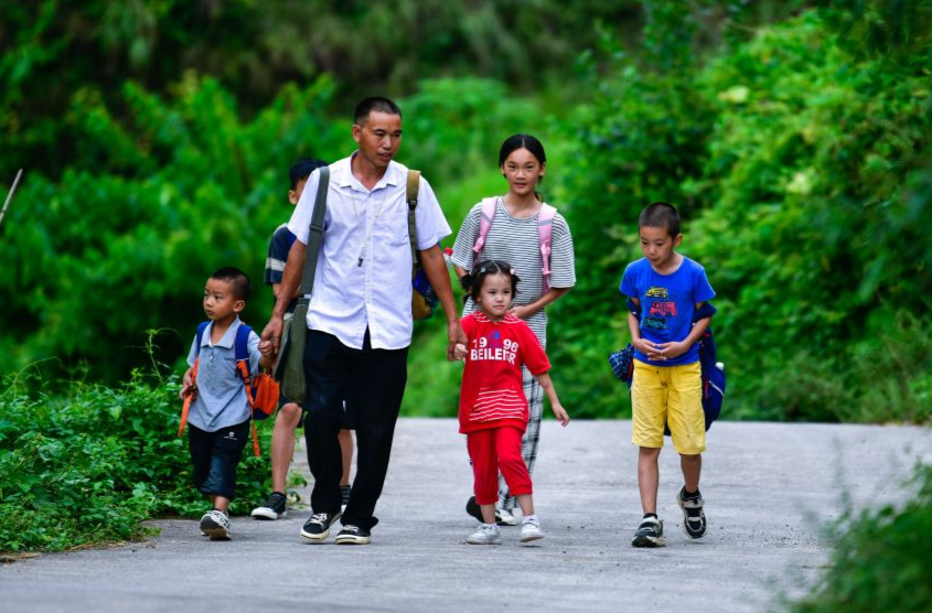 堅(jiān)持19年，在湘黔邊界守護(hù)孩子們的跨省上學(xué)路
