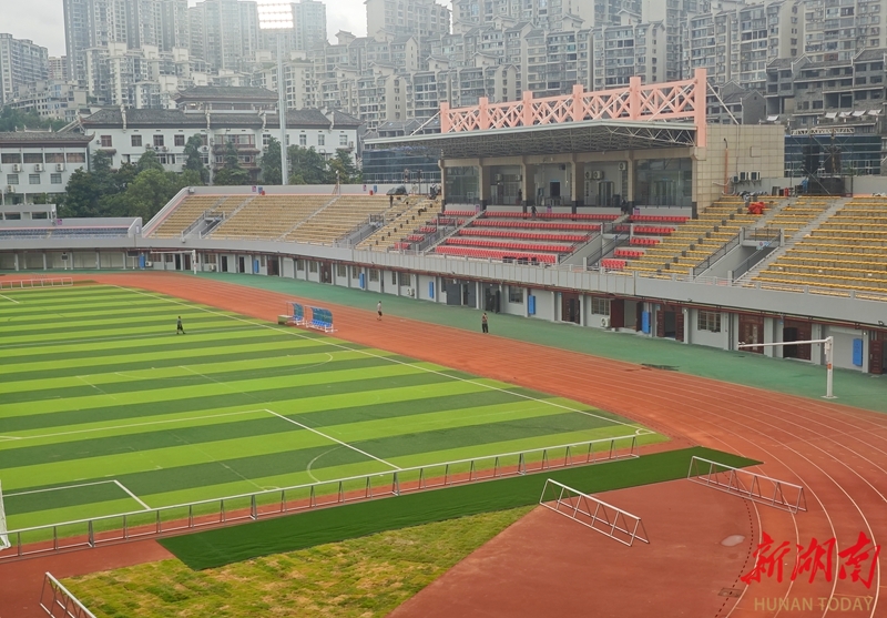 鳳凰縣體育中心“換裝”完成