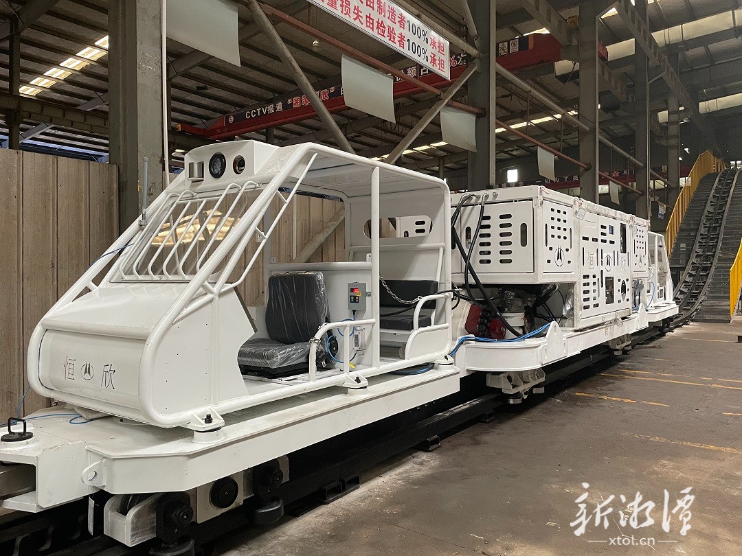 湘潭造！全球首臺(tái)普通軌齒軌卡軌車(chē)在開(kāi)灤煤礦成功試運(yùn)行