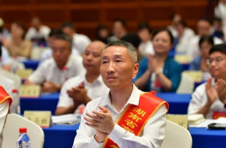師者如光｜鄭宇：以心育人，做青春路上的“守夜者”與“點(diǎn)燈人”