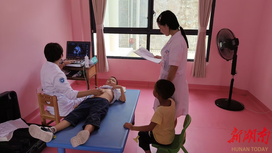 张家界：省市医疗专家为山区孩子上好“开学第一堂健康公益课”