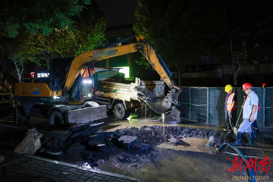 常德供水：挑燈夜戰(zhàn)搶修忙  爭(zhēng)分奪秒保供水