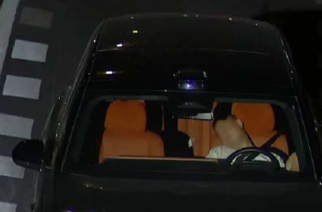 浙江一男子喝酒后“智驾”回家，爱车将他送到了交警面前