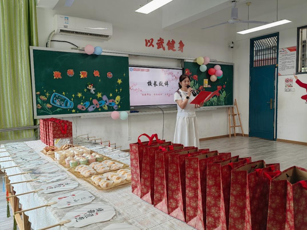 長(zhǎng)沙市雨花區(qū)紅花坡小學(xué)：致敬師者，傳承經(jīng)典