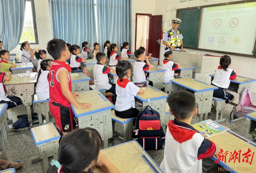 婁底“熒光綠”護航“開學季”