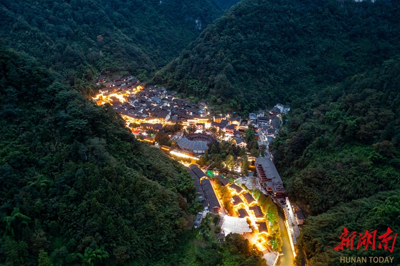 華燈初上 苗寨如畫(huà)
