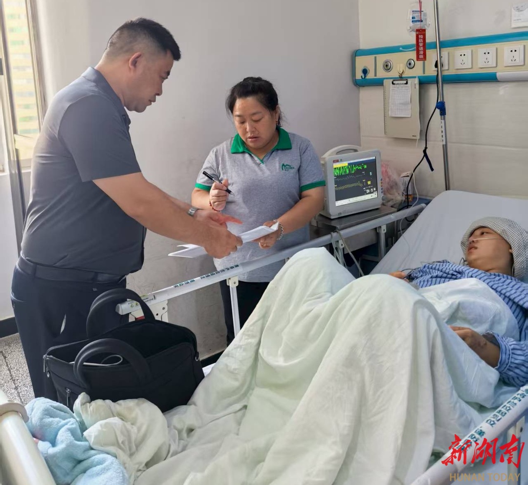 慰问危重产妇 传递关怀温暖