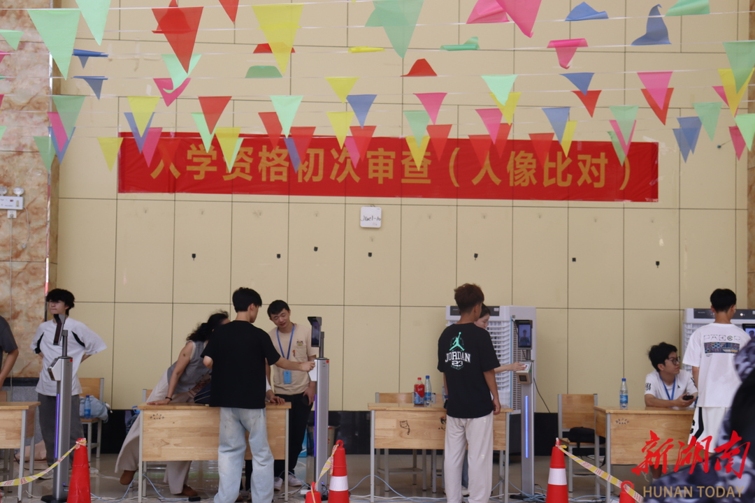 湖南工學(xué)院喜迎2025級新生 溫暖服務(wù)護(hù)航新征程