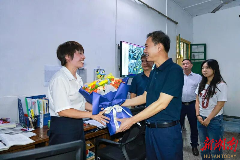 朱洪武走訪慰問教師代表