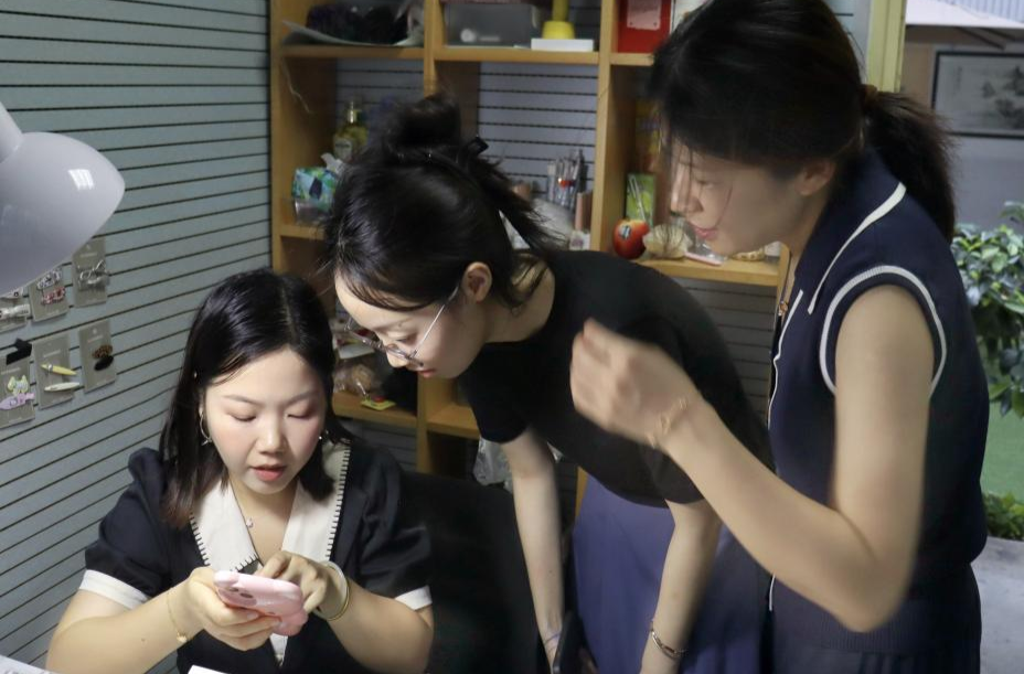 幫女老師實現(xiàn)“美甲自由”！衡陽師范學院研究生指尖藝術(shù)獻禮教師節(jié)