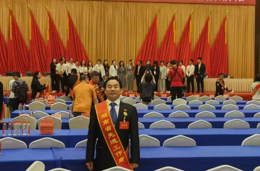 匠心独运守岐黄  仁心仁术绽芳华——记岳阳市中医医院中医经典科主任艾金长