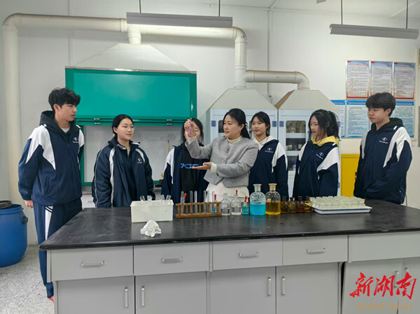 匠心育才24載，嚴(yán)金平的講臺(tái)春秋