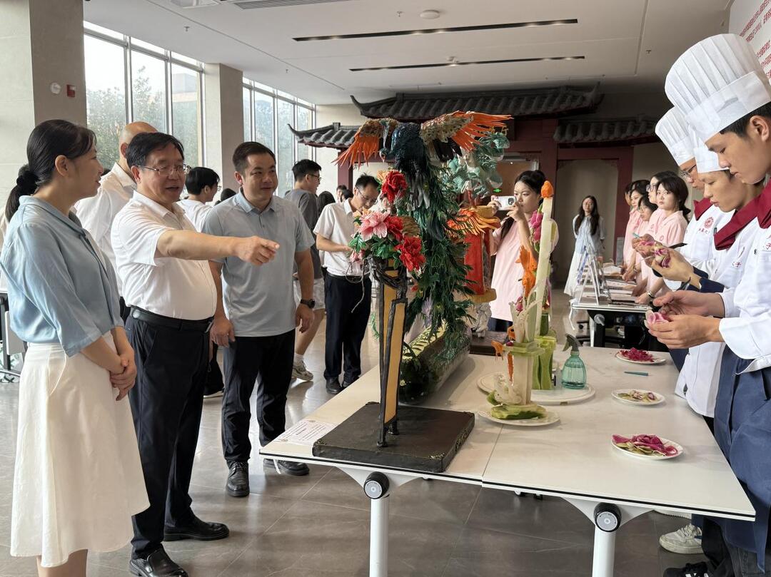 長(zhǎng)沙商貿(mào)旅游職院湘菜學(xué)院988名新生沉浸式體驗(yàn)非遺面塑與AR烹飪