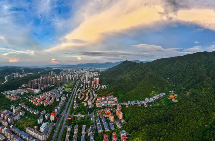 “云端頂流”持續(xù)C位！黃建華鏡頭下的郴州天空“七十二變”