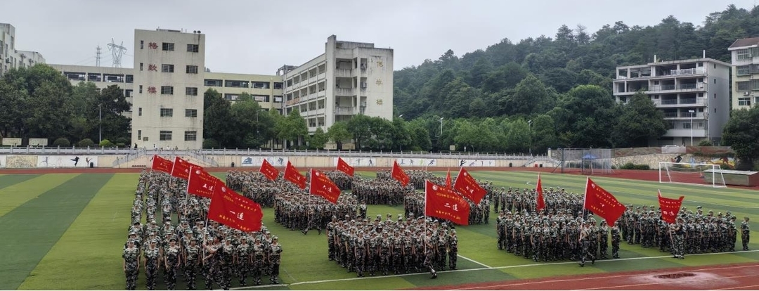 郴州市湘南中學舉行2025級新生軍訓閉營儀式暨總結會