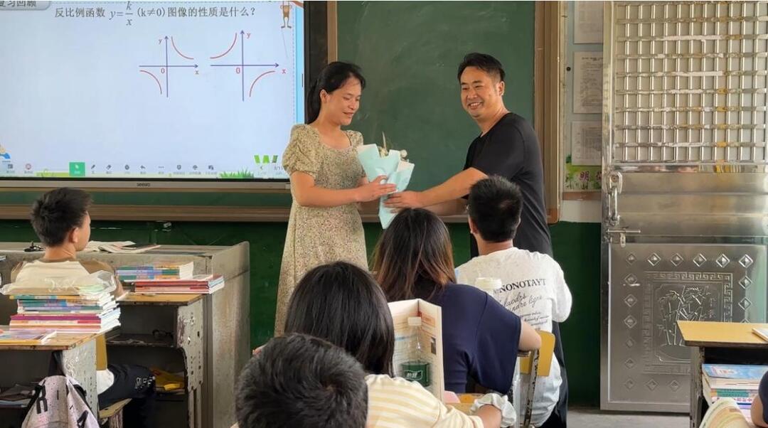 嘉禾縣盤(pán)江中學(xué)：鮮花映講臺(tái)，溫情暖師心