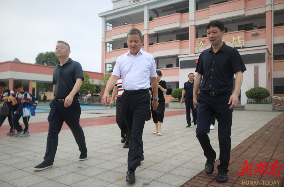 益陽(yáng)市教育局局長(zhǎng)暖心走訪慰問(wèn)一線教師