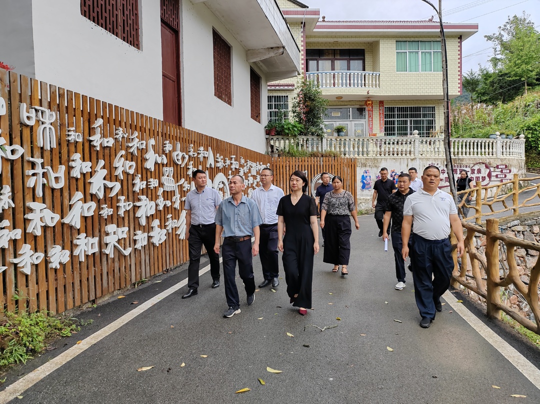 懷化市司法局來(lái)新晃縣調(diào)研民主法治示范村創(chuàng)建工作