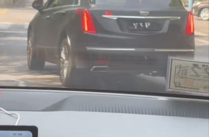 网友带孩子体验“哈啰出行”无人驾驶，疑遭无牌私家车恶意别车