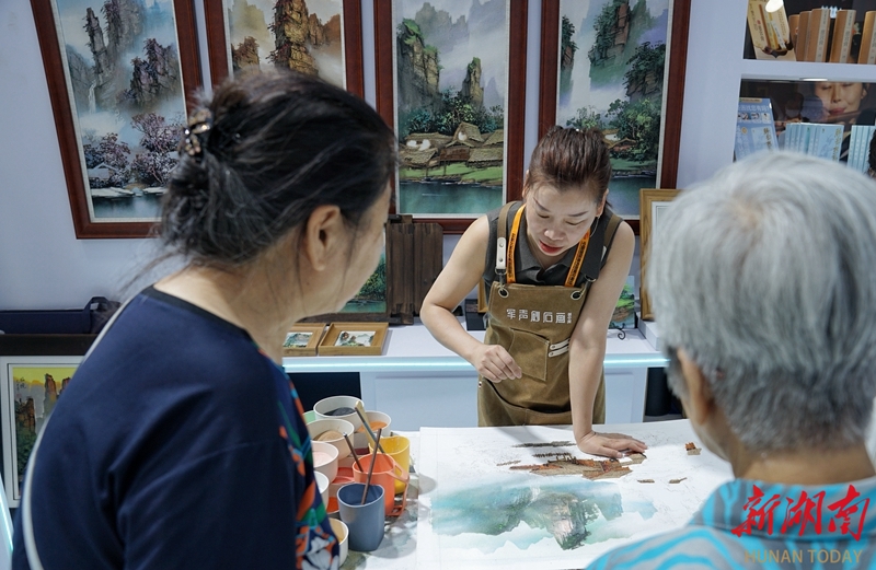 張家界砂石畫首秀服貿(mào)會(huì)