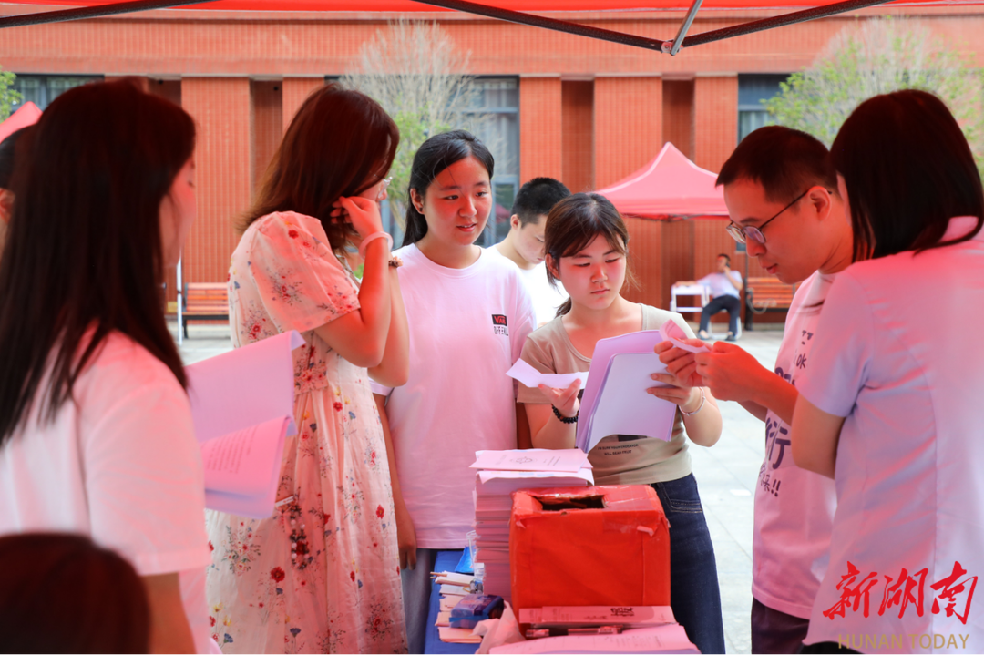 致敬師者！湘潭大學(xué)開展教師節(jié)義務(wù)法律咨詢活動(dòng)